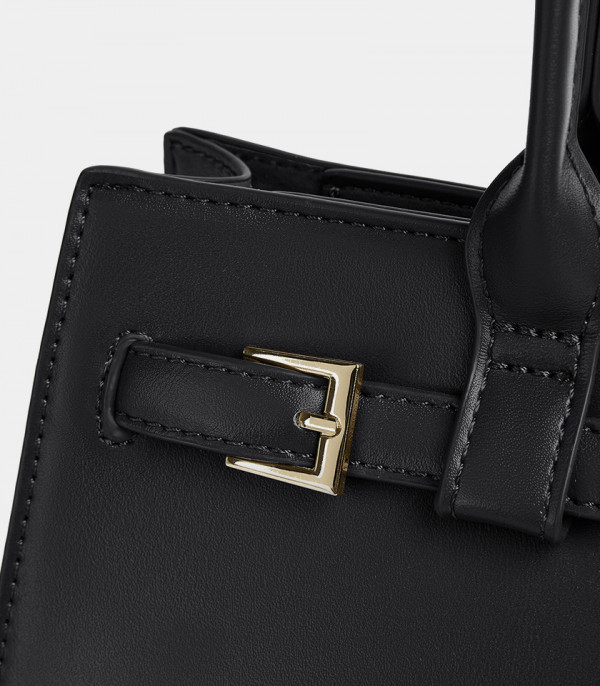 Close-up on the decorative buckle and stitching of the black MOSSDOOM Aurelia bag.
