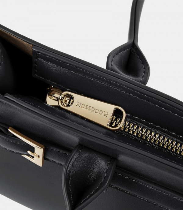 Close-up on the golden zipper and logo of the black MOSSDOOM Aurelia bag.