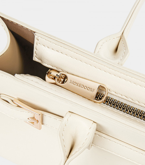 Close-up on the golden zipper and logo of the black MOSSDOOM Aurelia bag.