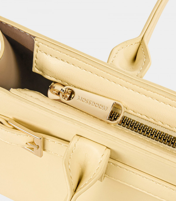 Close-up on the golden zipper and logo of the black MOSSDOOM Aurelia bag.