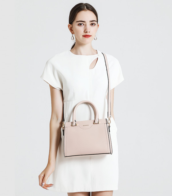 MOSSDOOM AMANDE Apricot color tote bag, worn on the shoulder by a model.