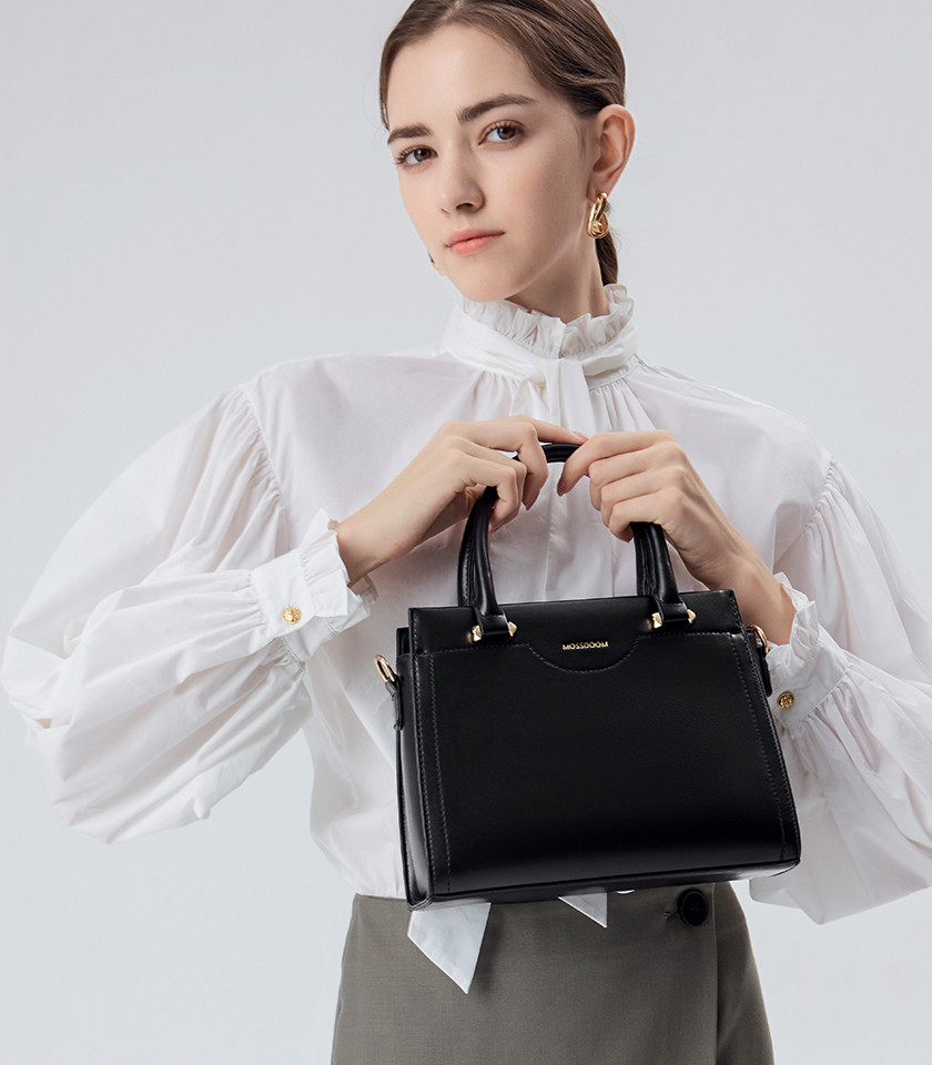 Borsa tote MOSSDOOM AMANDE colore nero, vista a tre quarti con doppio manico e tracolla.