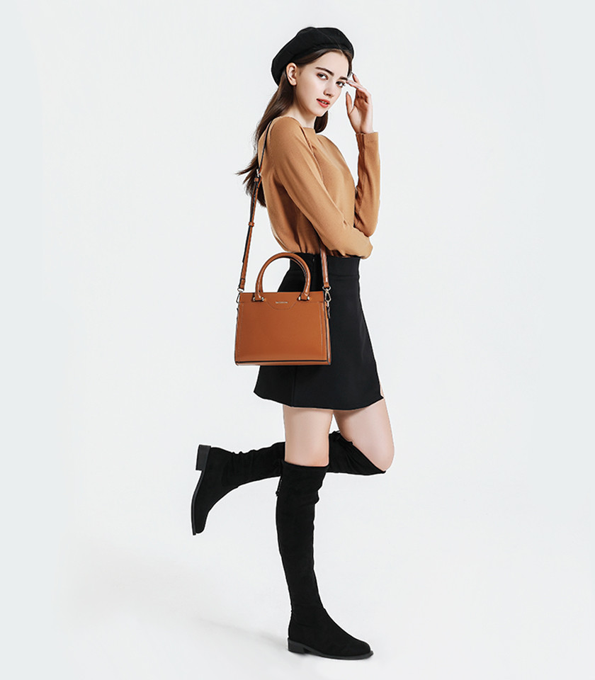 Model wearing the MOSSDOOM AMANDE Camel color tote bag on her shoulder.