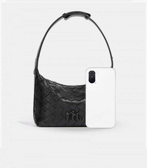 Size scale of the CELESTIA woven hobo bag - MOSSDOOM black color, compared to a smartphone.