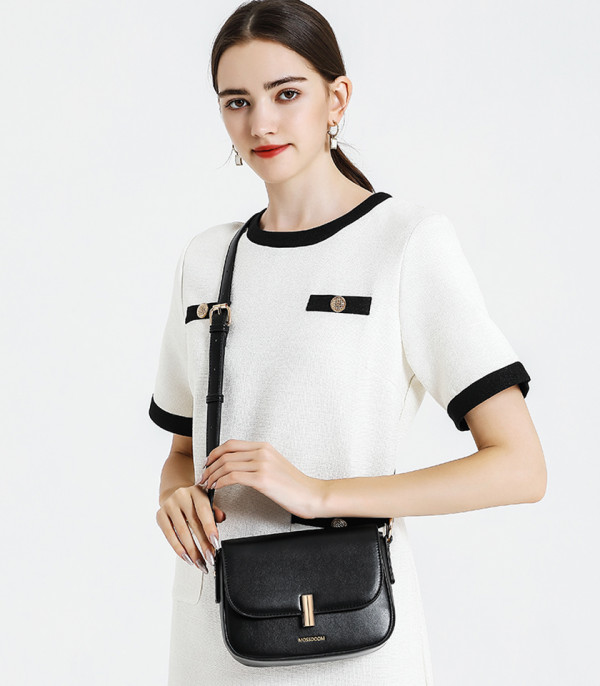 Modella che indossa la borsa a tracolla MOSSDOOM AIRELLE colore Nero a spalla.