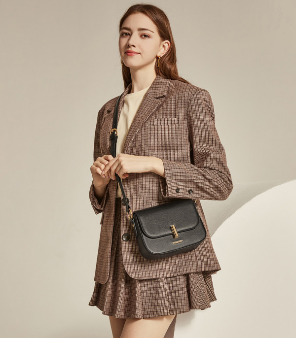 Modella in tailleur che indossa la borsa a tracolla MOSSDOOM AIRELLE colore Nero.