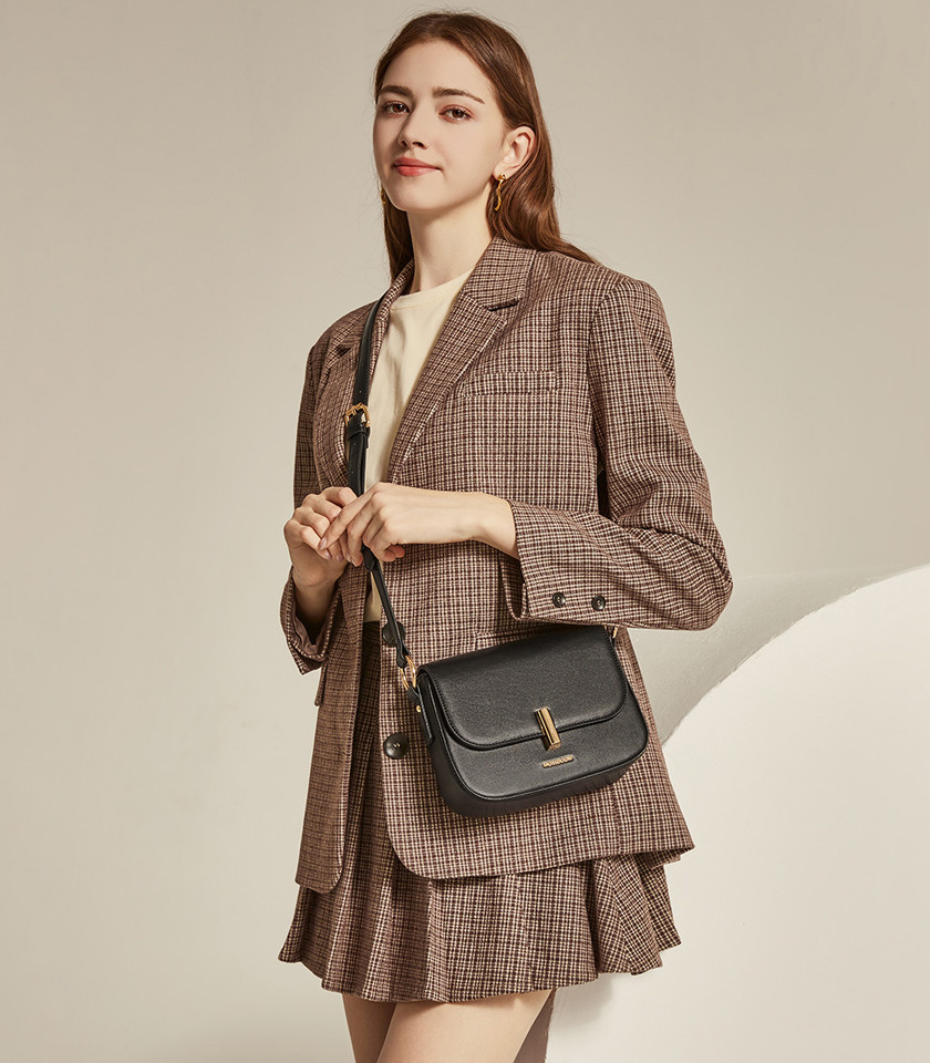 MOSSDOOM AIRELLE shoulder bag, black color, front view with gold clasp.