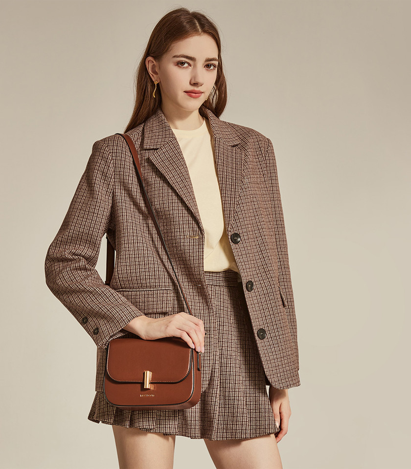MOSSDOOM AIRELLE shoulder bag, Camel color, front view with gold clasp.