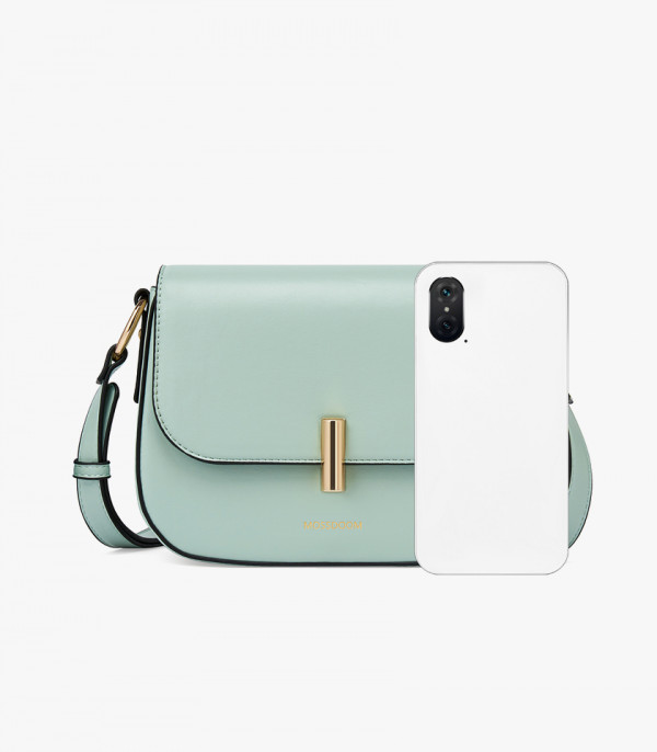 Size scale of the MOSSDOOM AIRELLE shoulder bag, Pistachio color, compared to a smartphone.