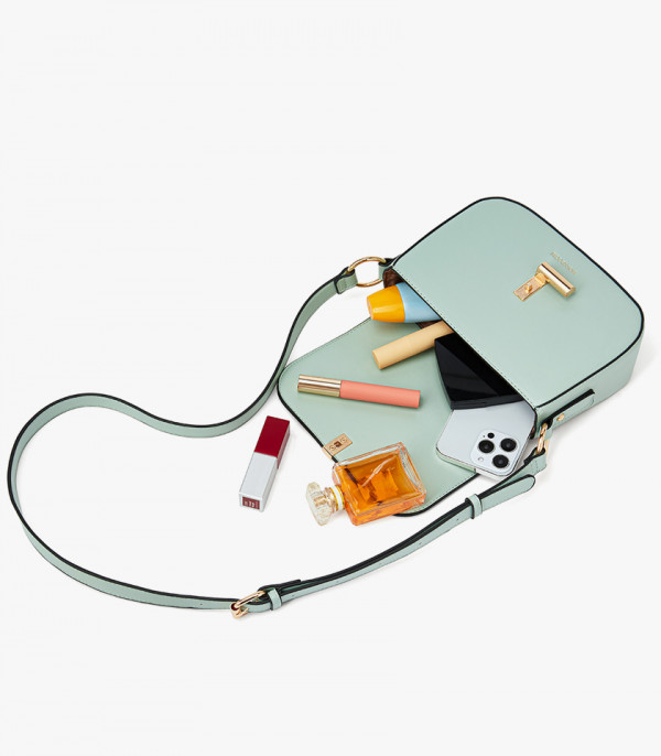 Capacity of the MOSSDOOM AIRELLE shoulder bag, Pistachio color, shown open with its contents.