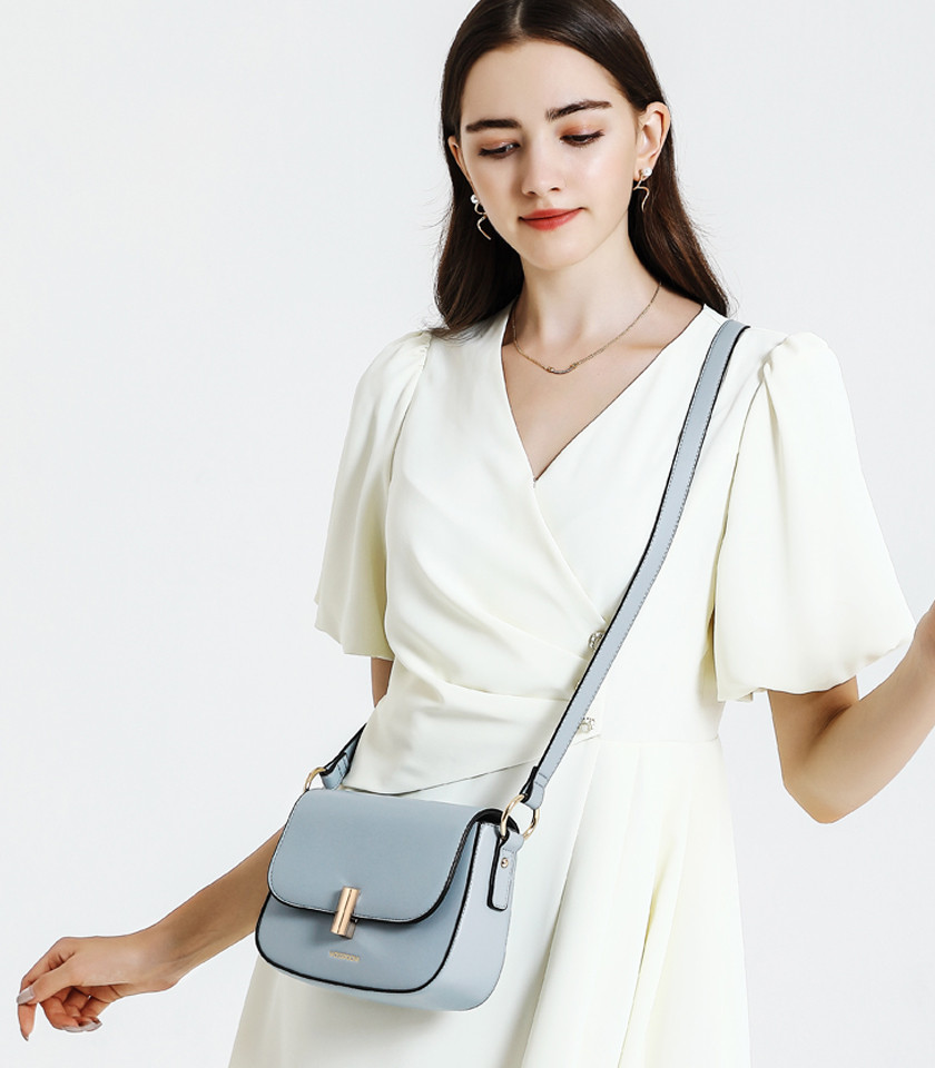 MOSSDOOM AIRELLE shoulder bag, Sky Blue color, front view with gold clasp.