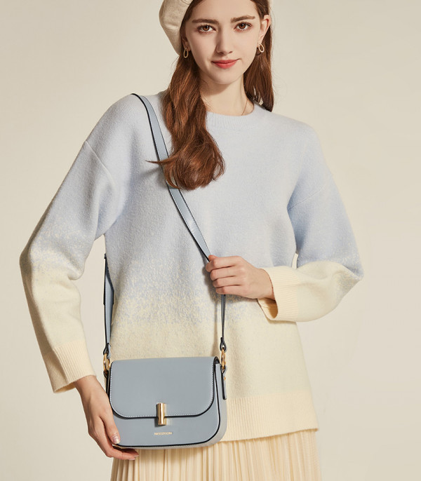 Model with a beret wearing the MOSSDOOM AIRELLE shoulder bag, Sky Blue color.