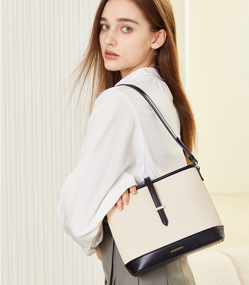 CATLY shoulder bag - MOSSDOOM Black color, front view.