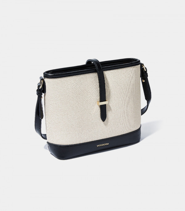 CATLY shoulder bag - MOSSDOOM Black color, three-quarter view.