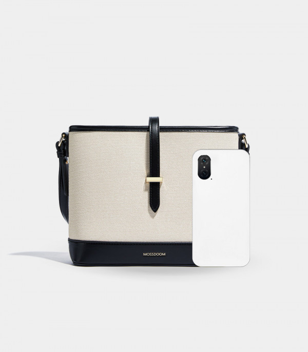 Size scale of the CATLY shoulder bag - MOSSDOOM Black color, compared to a smartphone.
