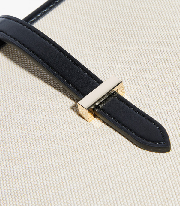 Close-up on the clasp of the CATLY shoulder bag - MOSSDOOM Black color.