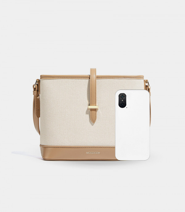 Size scale of the CATLY shoulder bag - MOSSDOOM Apricot color, compared to a smartphone.