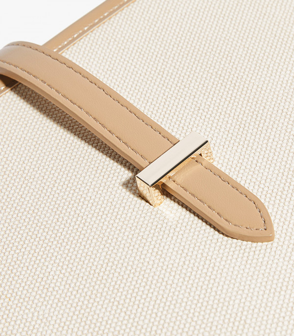 Close-up on the clasp of the CATLY shoulder bag - MOSSDOOM Apricot color.