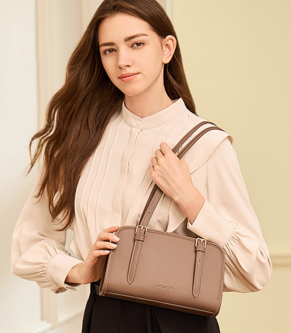 Model wearing the MOSSDOOM RENEE shoulder bag, Pale Camel Color.