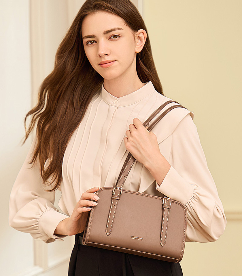 MOSSDOOM RENEE shoulder bag, Pale Camel Color, three-quarter view.