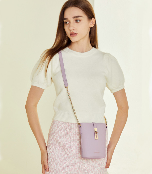 Model trägt die MOSSDOOM ELOUISE CHAIN Handytasche in der Farbe Rosa.