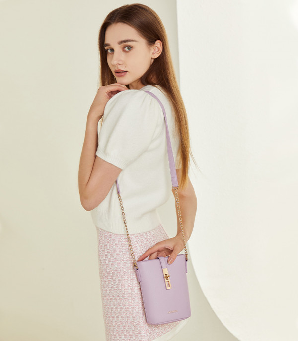 Model presenting the MOSSDOOM ELOUISE CHAIN phone pouch, pink color.