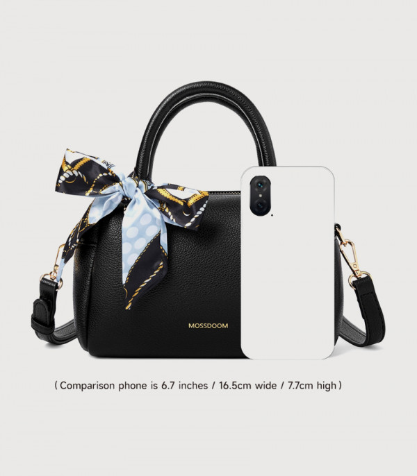 Größenvergleich der MOSSDOOM MARCIA Henkeltasche in der Farbe Schwarz, im Vergleich zu einem Smartphone.
