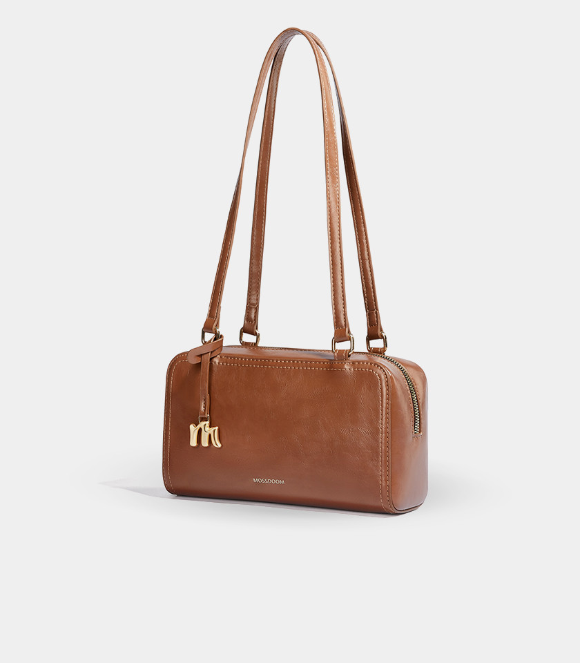 MOSSDOOM REYNA Schultertasche in der Farbe Camel, Vorderansicht mit M-Anhänger.