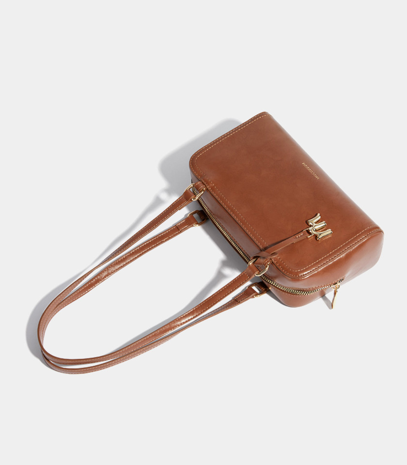 Bolsa de ombro MOSSDOOM REYNA cor Caramelo, vista frontal com pingente M.
