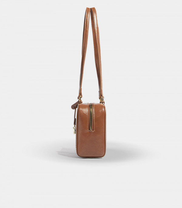 Seitenansicht der MOSSDOOM REYNA Schultertasche in der Farbe Camel.