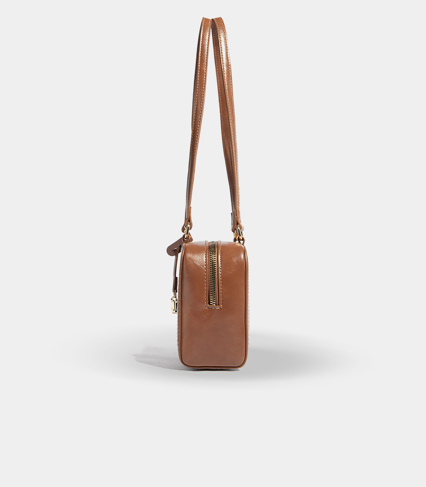 MOSSDOOM REYNA Schultertasche in der Farbe Camel, Vorderansicht mit M-Anhänger.
