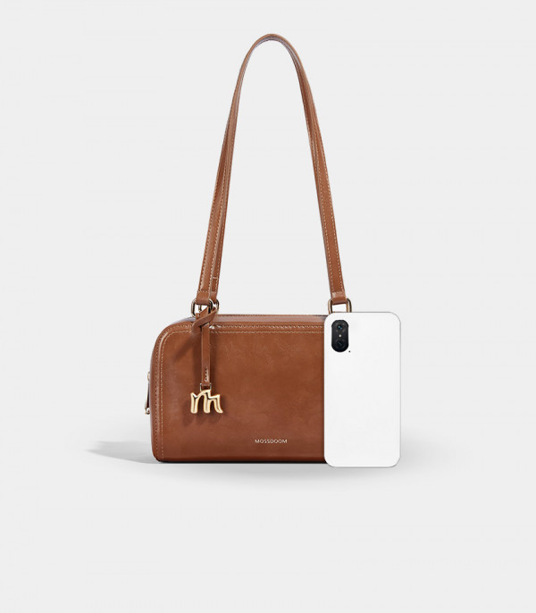 Escala de tamanho da bolsa de ombro MOSSDOOM REYNA cor Caramelo, em comparação com um smartphone.