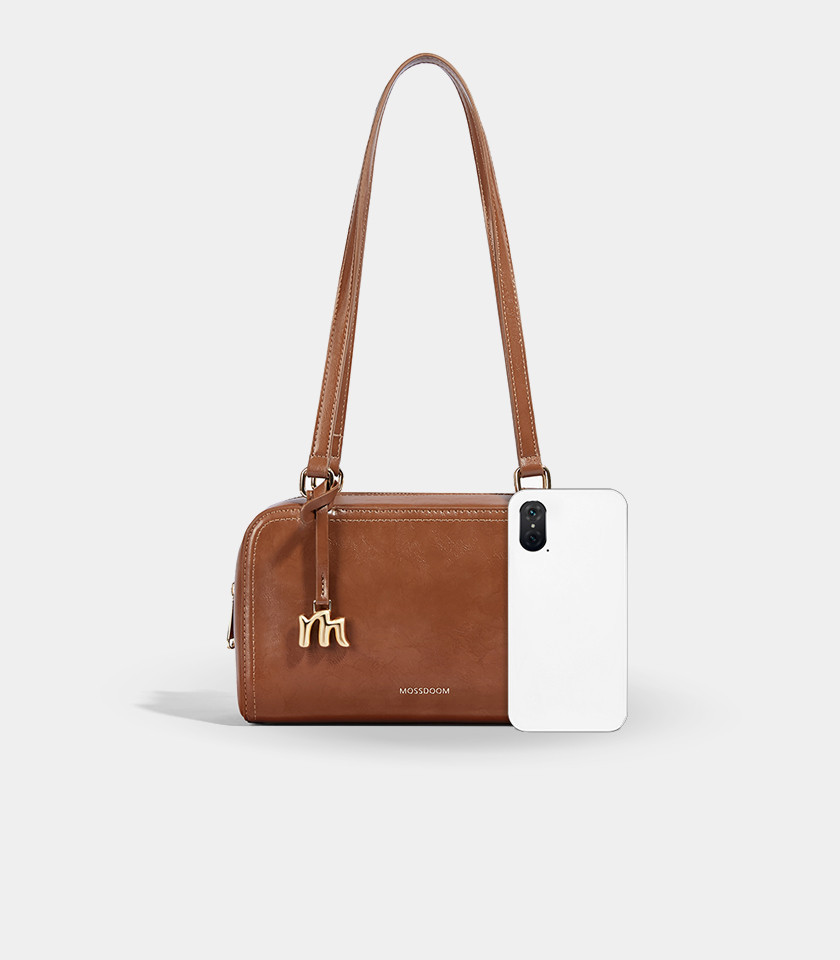 Bolsa de ombro MOSSDOOM REYNA cor Caramelo, vista frontal com pingente M.