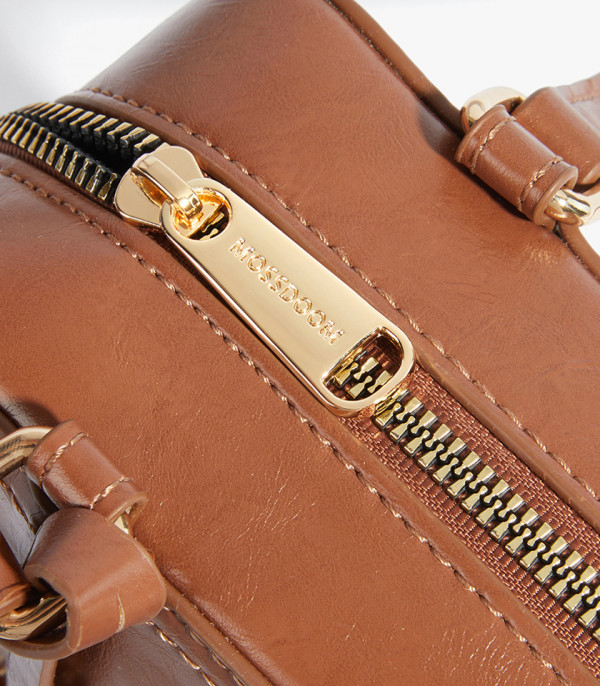 Close-up on the zipper of the MOSSDOOM REYNA shoulder bag.