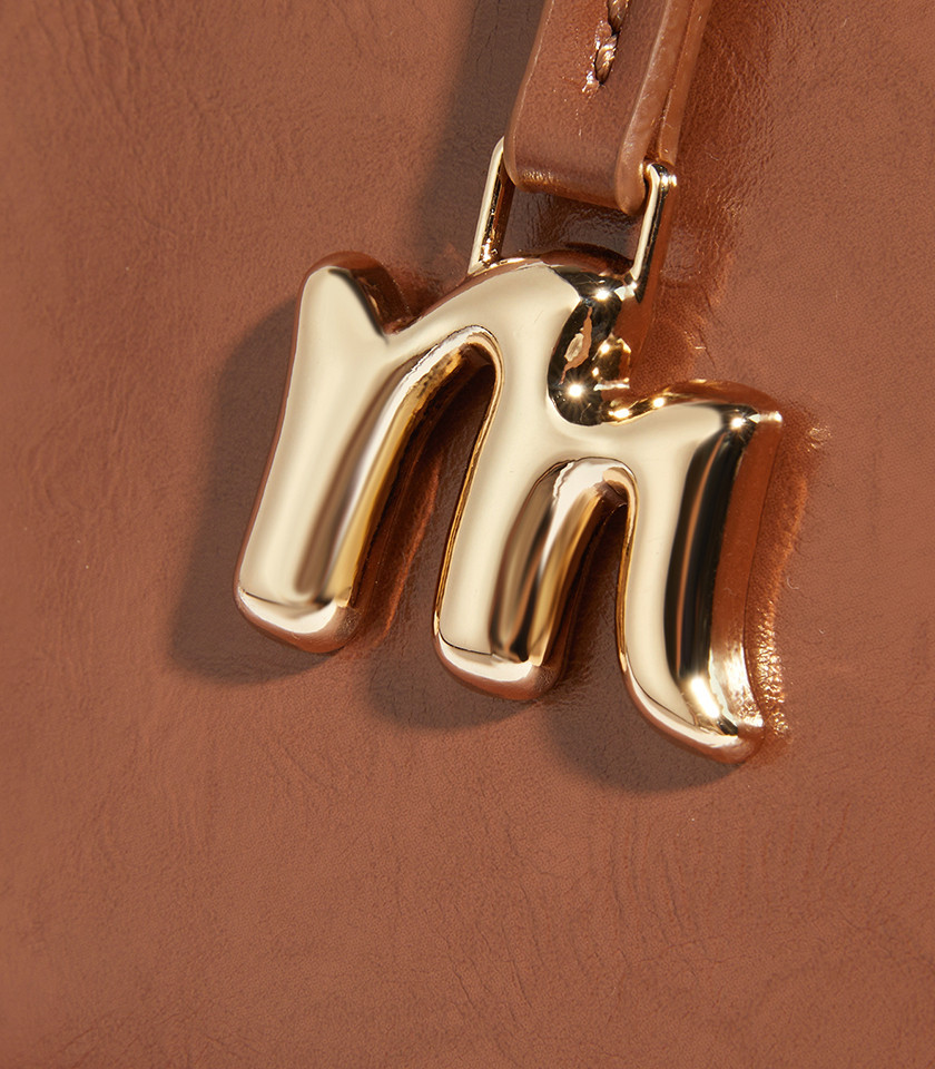 MOSSDOOM REYNA Schultertasche in der Farbe Camel, Vorderansicht mit M-Anhänger.