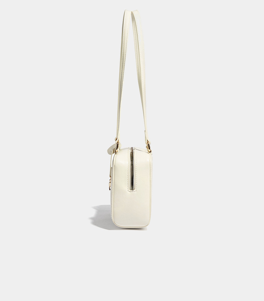 MOSSDOOM REYNA shoulder bag, Ivory color, front view with M charm.