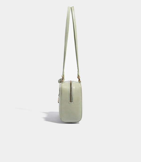 Side view of the MOSSDOOM REYNA shoulder bag, Pistachio color.