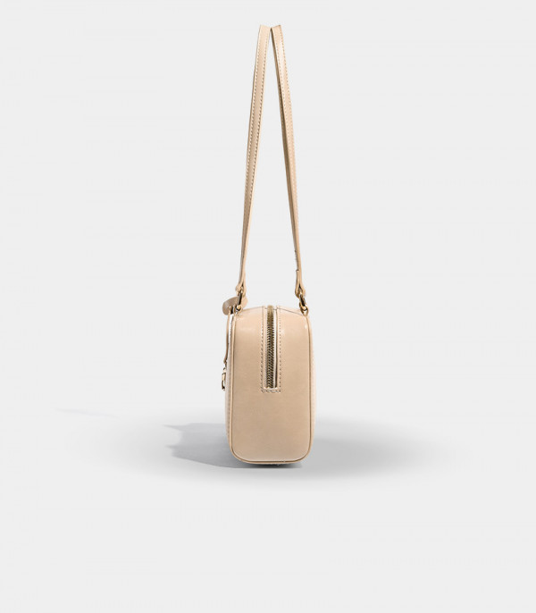 Side view of the MOSSDOOM REYNA shoulder bag, Apricot color.