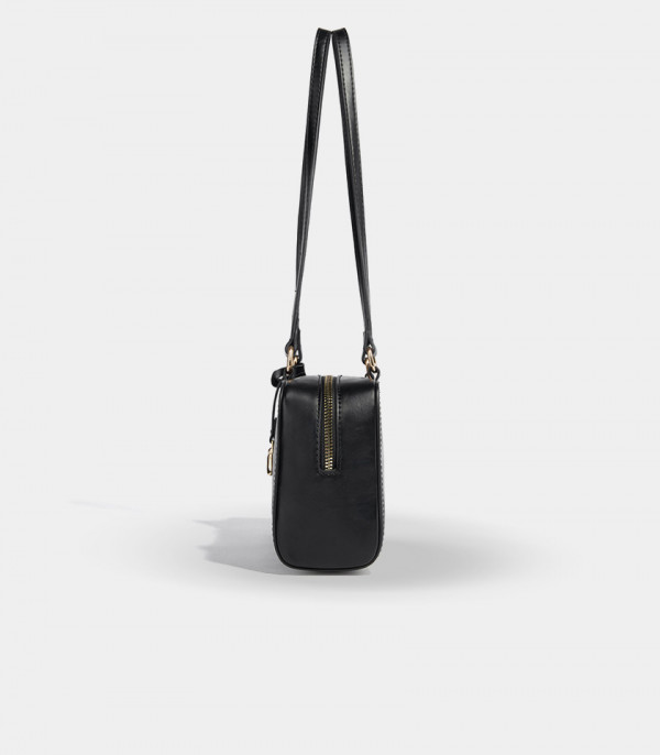 Seitenansicht der MOSSDOOM REYNA Schultertasche in der Farbe Schwarz.