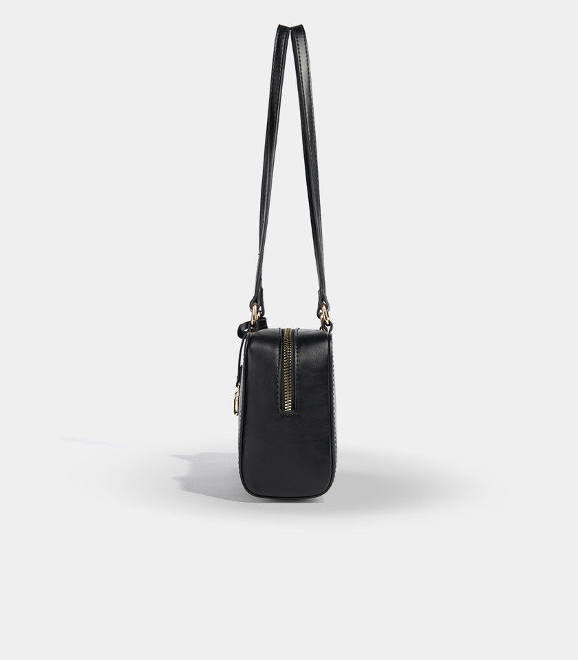 Bolsa de ombro MOSSDOOM REYNA cor Preto, vista frontal com pingente M.