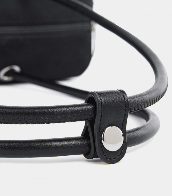 Close-up on the handle attachment of the MOSSDOOM PAULA baguette bag.