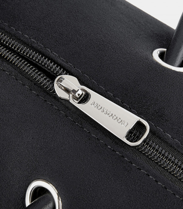 Close-up on the zipper of the MOSSDOOM PAULA baguette bag.