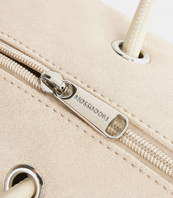 Close-up on the zipper of the MOSSDOOM PAULA baguette bag.