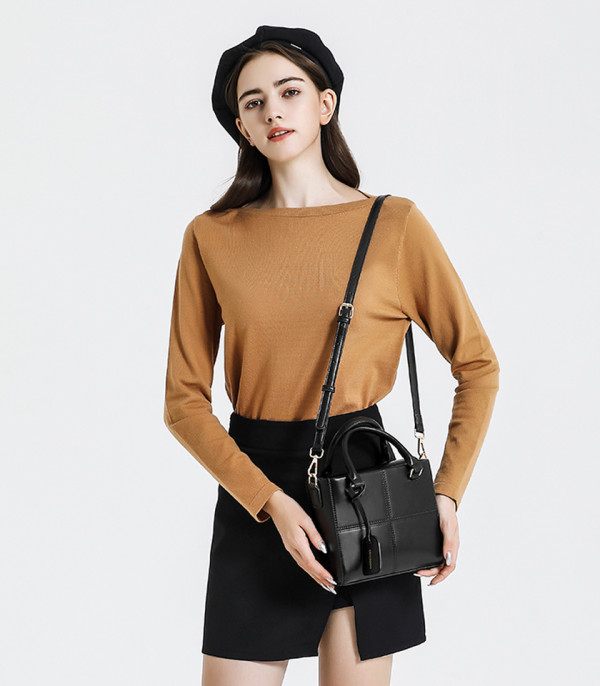 Model wearing the MOSSDOOM CUBIQUE structured handbag, Black color.