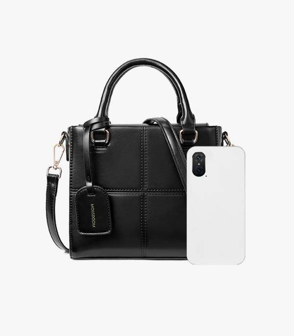 Size scale of the MOSSDOOM CUBIQUE structured handbag, Black color, compared to a smartphone.