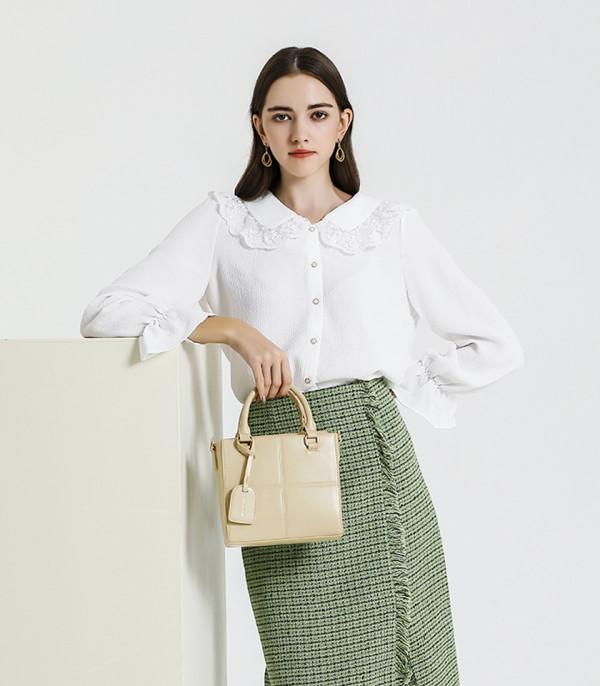 Model presenting the MOSSDOOM CUBIQUE structured handbag, Apricot color.