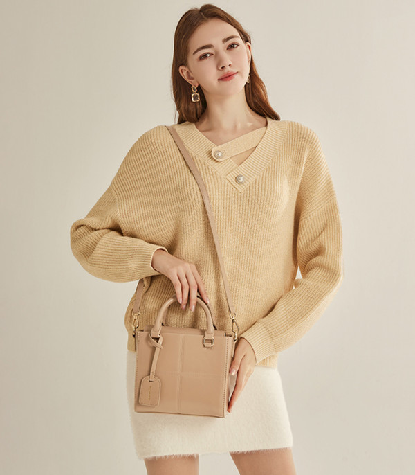 Model posing with the MOSSDOOM CUBIQUE structured handbag, Cream color.