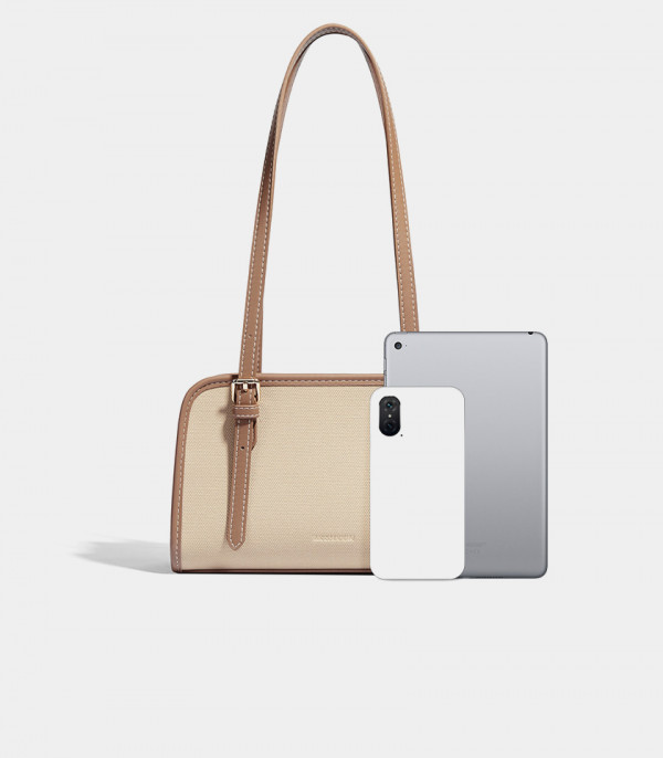 Size scale of the MOSSDOOM RENÉE CANVAS shoulder bag, Camel linings, compared to phones.