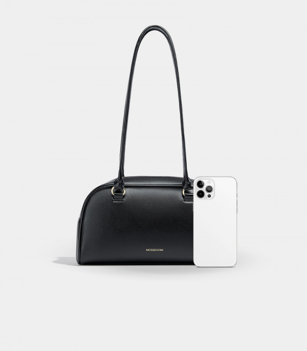 Size scale of the MOSSDOOM FIONA shoulder bag, Black color, compared to a smartphone.