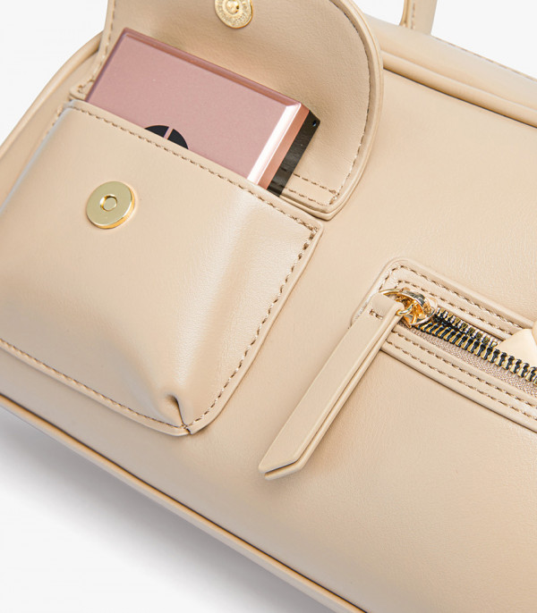 Close-up on the front pockets of the MOSSDOOM FIONA shoulder bag.